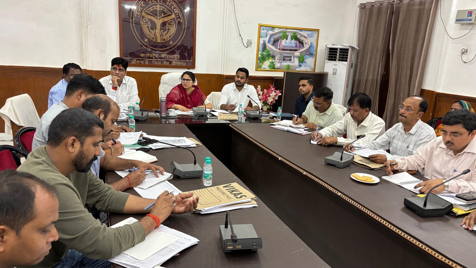 बिजली विभाग के सम्भावित हड़ताल के दृष्टिगत जिलाधिकारी की बैठक