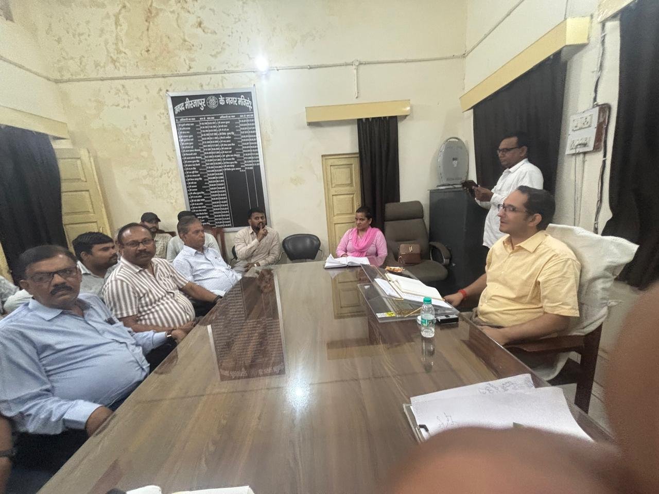 नगर मजिस्ट्रेट की अध्यक्षता में विन्ध्याचल विकास प्राधिकरण से सम्बद्ध सभी आर्किटेक्ट तथा इंजीनियर के साथ बैठक कर दिया गया आवश्यक दिशा निर्देश