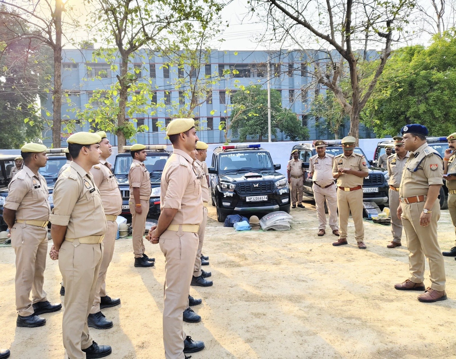 वरिष्ठ पुलिस अधीक्षक मीरजापुर द्वारा शुक्रवार की साप्ताहिक परेड की ली गयी सलामी जवानों को शारीरिक व मानसिक रूप से फिट रहने हेतु लगवायी गई दौड़ पीआरवी-112 वाहनों का किया गया निरीक्षण