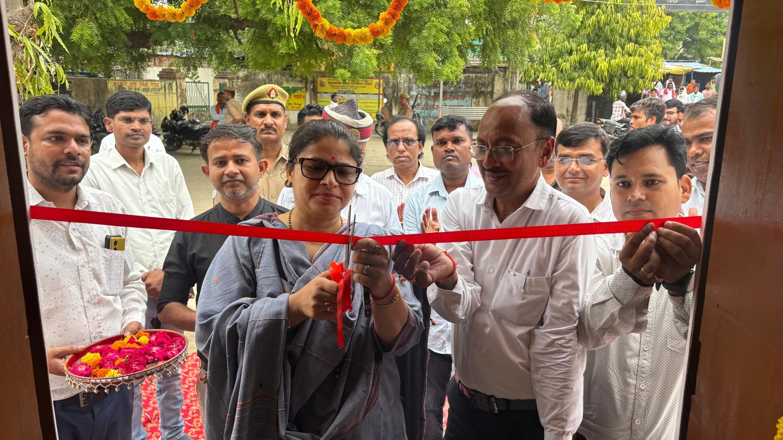 जिलाधिकारी ने विकास खण्ड-पहाड़ी में आधार सेवा केन्द्र का किया उद्घाटन