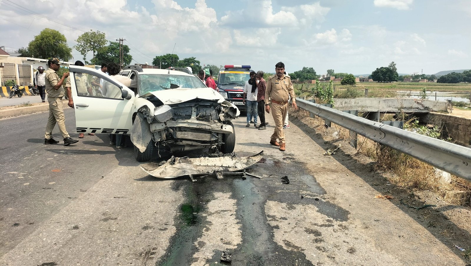 अनियंत्रित कार, खड़ी ट्रक में घुसी, दो घायल