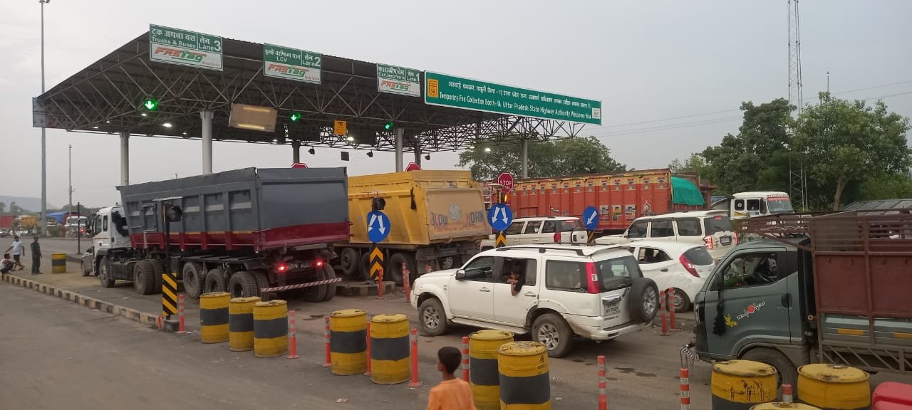 अस्थाई टोल प्लाजा पर आकाशीय बिजली गिरने से मशीनरी खराब, टोल संचालन में आ रही परेशानी