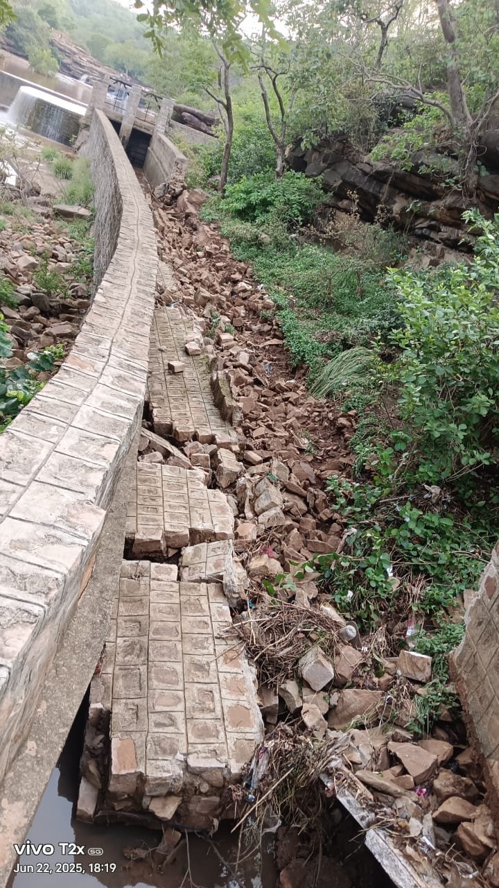 लखनिया दरी हेड हाई लेबल की दीवाल ध्वस्त, संबंधित को कराया अवगत