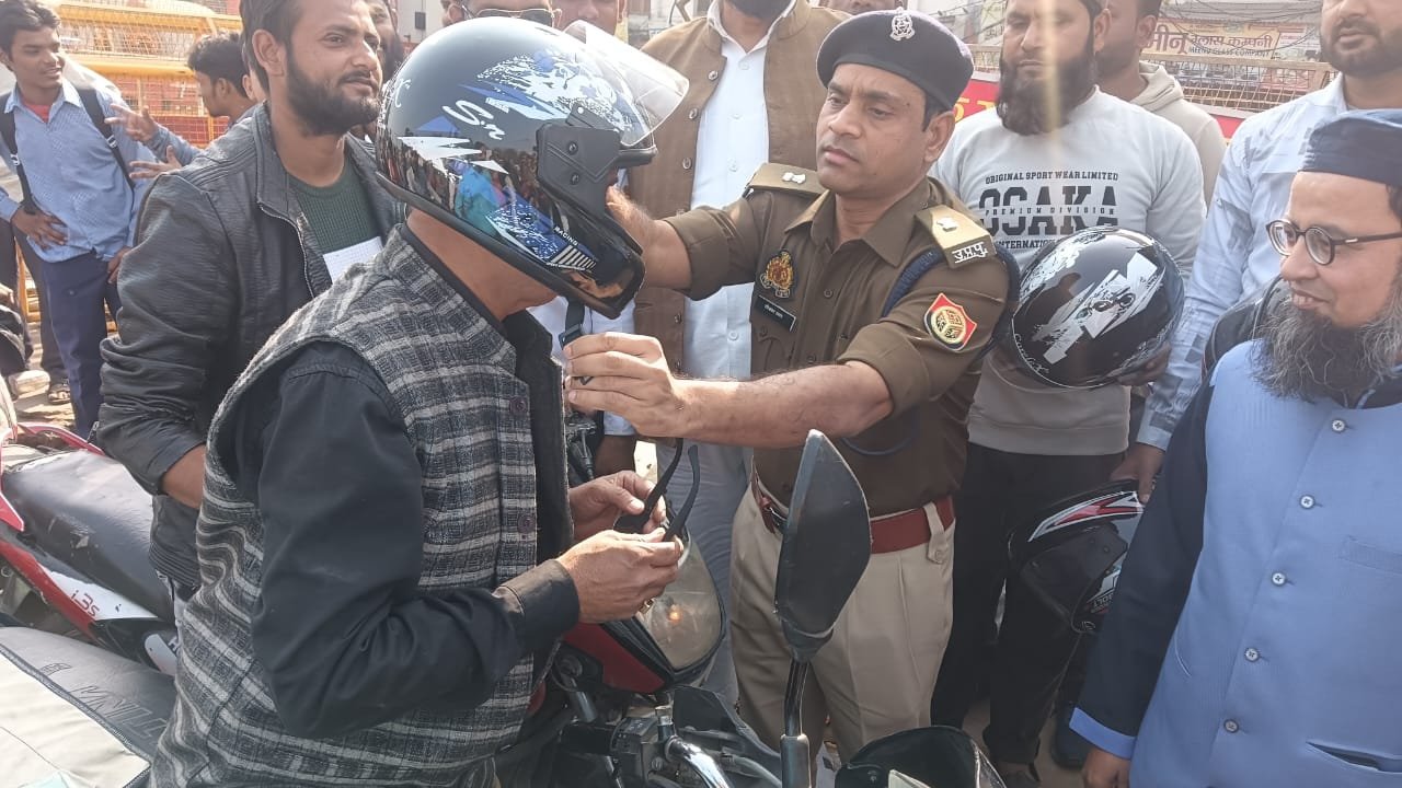 हलचल फाउंडेशन ने आयोजित किया हेलमेट वितरण समारोह, सड़क सुरक्षा का दिया संदेश