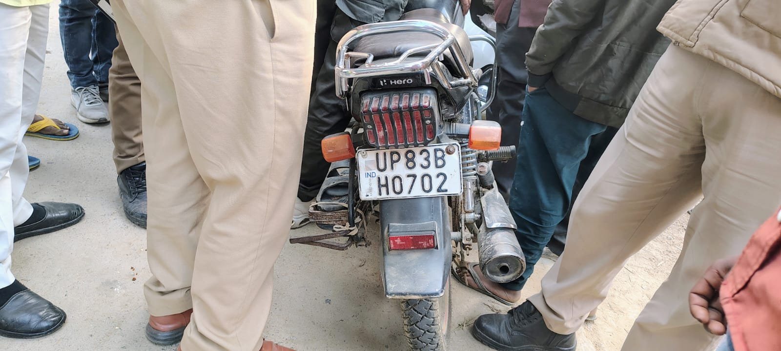 कार की टक्कर से दो बाइक सवार गंभीर घायल, पुलिस ने भेजा अस्पताल