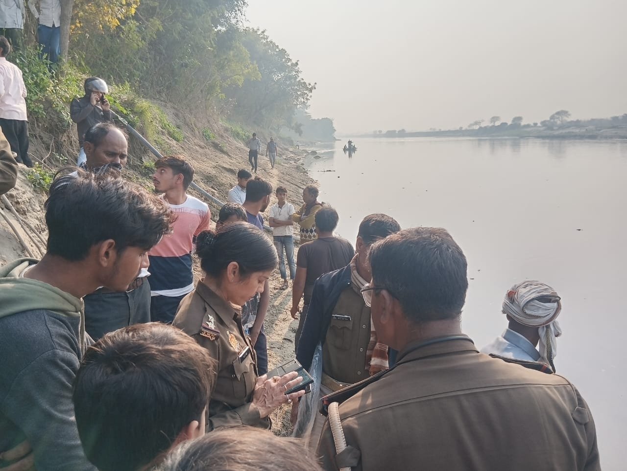 यमुना किनारे मिला युवक का शव