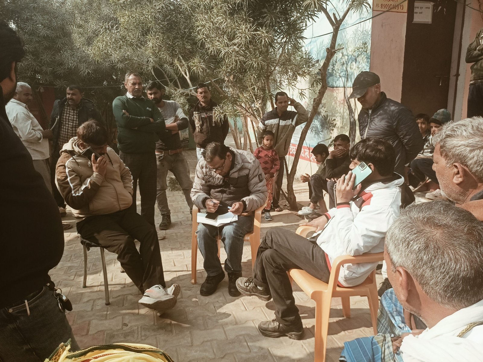 टिकरी गांव में स्मार्ट मीटर लगाने आई टीम का ग्रामीणों ने किया विरोध