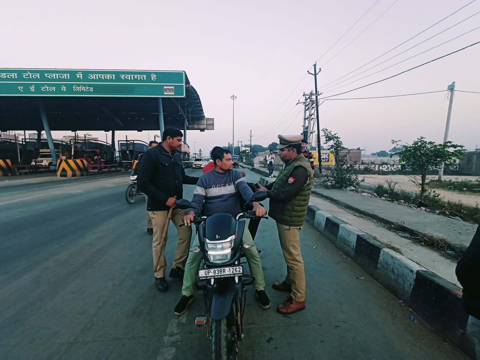 टूंडला टोल प्लाजा पर संदिग्ध व्यक्तियों की चेकिंग