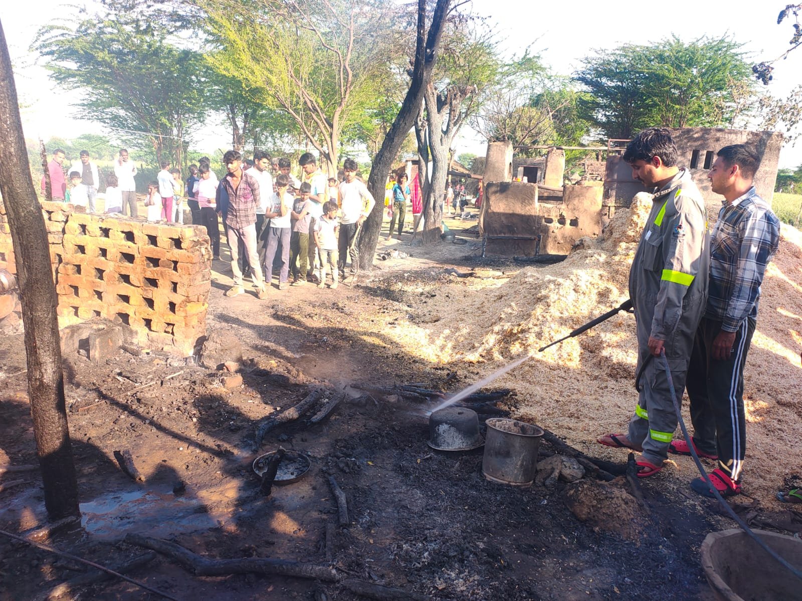 फिरोजाबाद के टूंडला में झोपड़ी और बुर्जी में लगी आग, हुआ काफी नुकसान