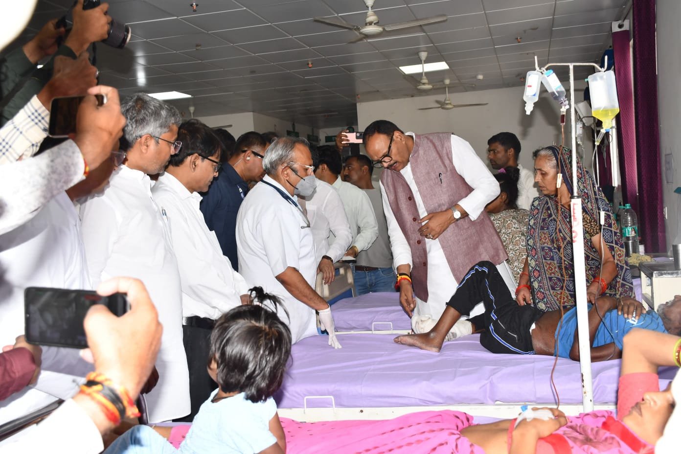 उपमुख्यमंत्री ब्रजेश पाठक ने फिरोजाबाद मेडिकल कॉलेज का किया सघन निरीक्षण, मरीजों से सीधे संवाद कर परखी व्यवस्थाएं