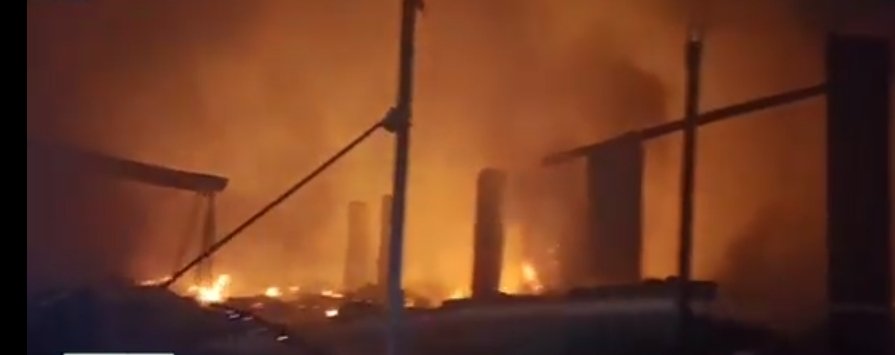 शिकोहाबाद की सब्जी मंडी व कपड़ा बाजार में भीषण आग, करोड़ों का नुकसान; 60 तक दुकानें जलकर राख