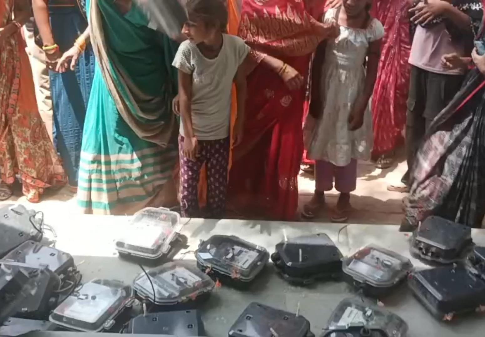 फिरोजाबाद: अजीत नगर गांव में ग्रामीणों महिलाएं व पुरुष ने स्मार्ट मीटर उखाड़कर किया बिजली फीटर जटई पर प्रदर्शन