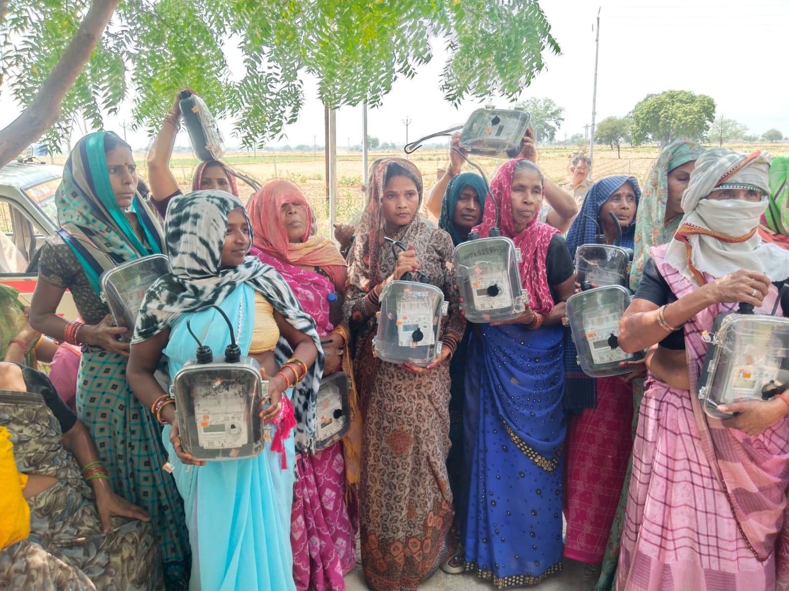 टूंडला के बनकट गांव की महिलाओं ने स्मार्ट मीटर से परेशान महिलाओं ने मीटर उखाड़कर किया जटई फीटर पर प्रदर्शन,