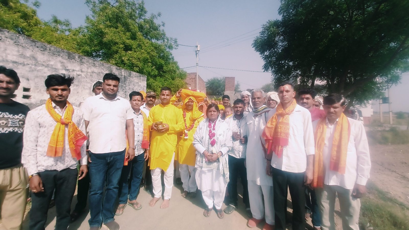 टूण्डला के गांव टीकरी में श्रीमद् भागवत कथा शुरू,निकाली  गई कलश
