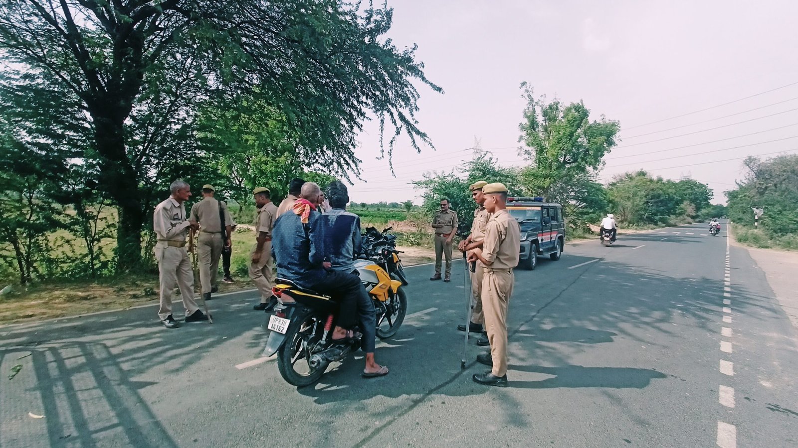 सिरसागंज: नागला खंगर पुलिस ने लखनऊ एक्सप्रेस-वे ओवरब्रिज के नीचे चलाया चेकिंग अभियान, बिना हेलमेट-सीट बेल्ट वालों के काटे चालान