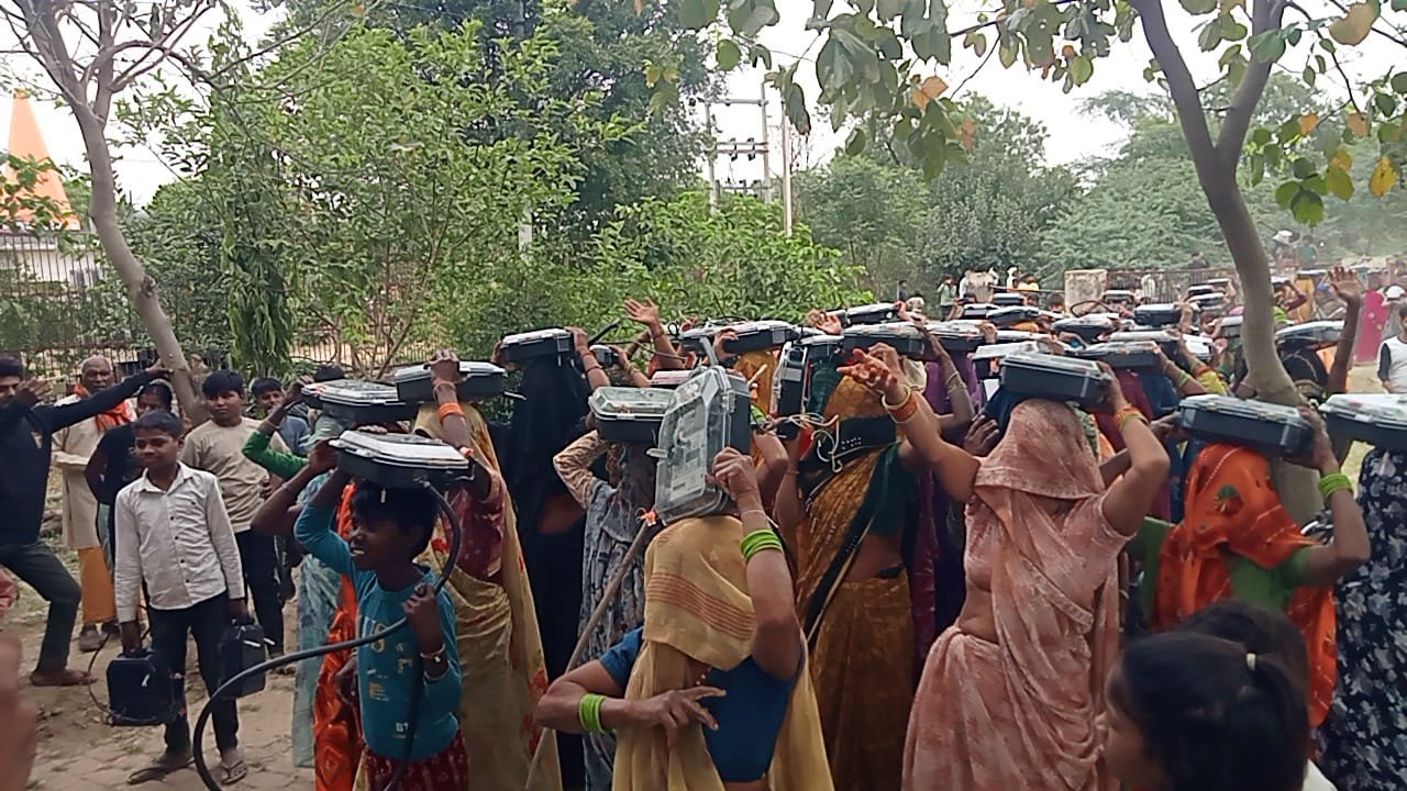 टूंडला: स्मार्ट मीटर से परेशन महिलाओं ने नगला रति फीडर पर किया हंगामा, मीटर उखाड़कर उपकेंद्र पर फेंके