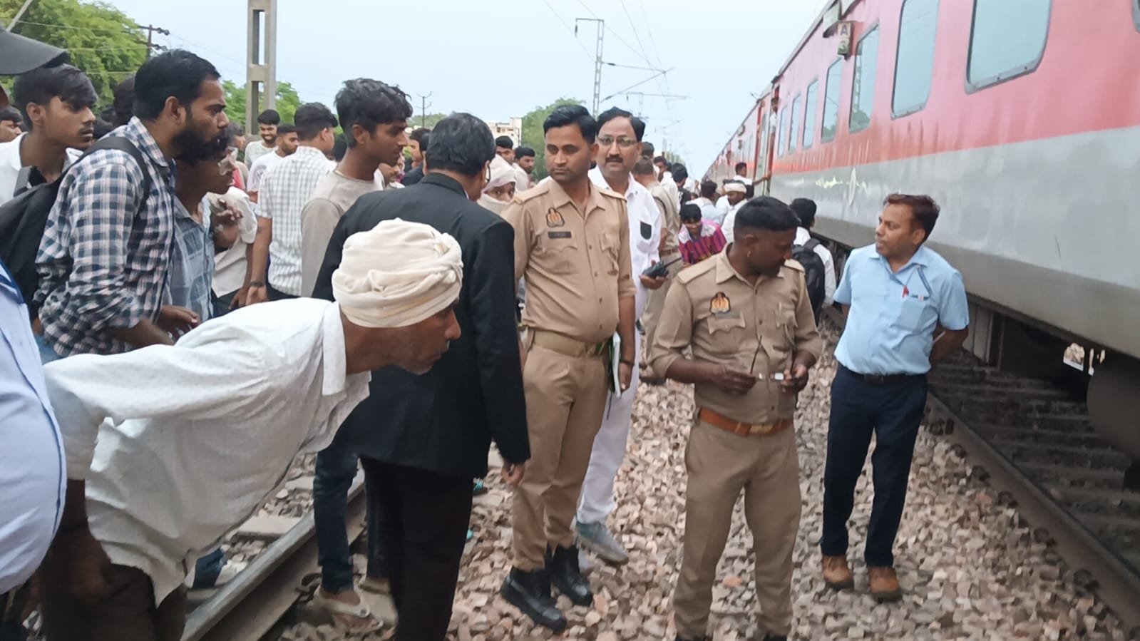 चंदवार गेट रेलवे पुल पर दर्दनाक हादसा: ट्रेन की चपेट में युवक की मौत, आधे घंटे रुकी नेताजी एक्सप्रेस