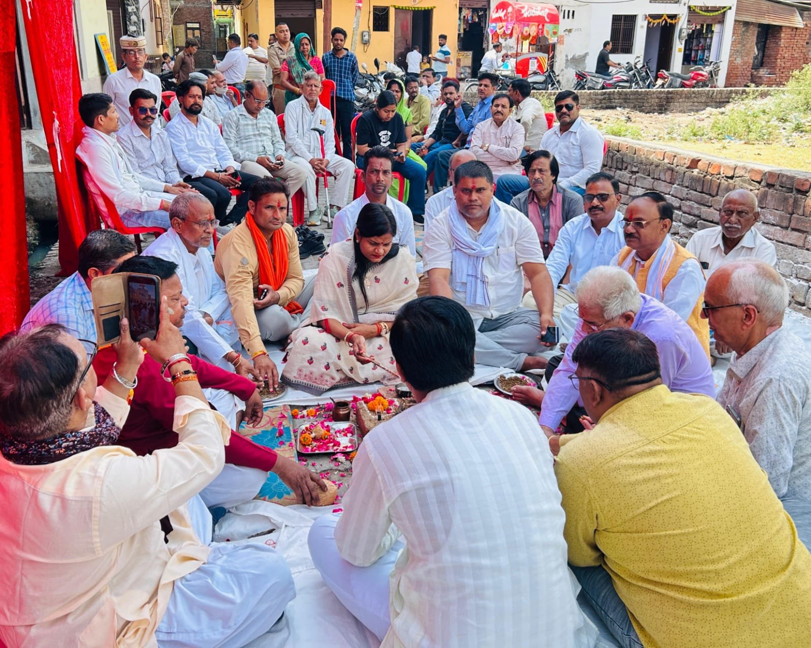 फिरोजाबाद में विकास कार्यों को मिली रफ्तार: महापौर ने कई सड़कों व नालियों के निर्माण कार्यों का किया भूमि पूजन