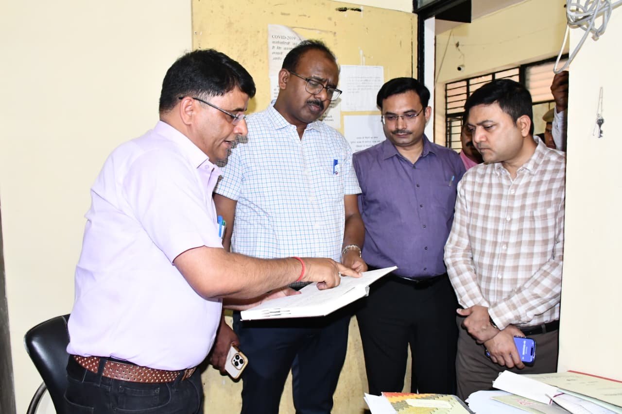 बेसिक शिक्षा विभाग का जिलाधिकारी ने किया औचक निरीक्षणलंबित कार्यों पर जताई नाराजगी, समयबद्ध निस्तारण और पारदर्शिता के दिए निर्देश