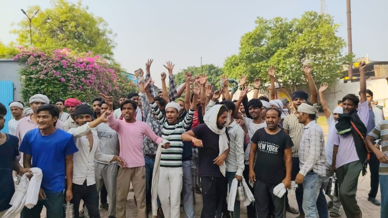 महंगाई और भीषण गर्मी के बीच फूटा श्रमिकों का गुस्सा, फिरोजाबाद के कई कारखानों में हड़ताल