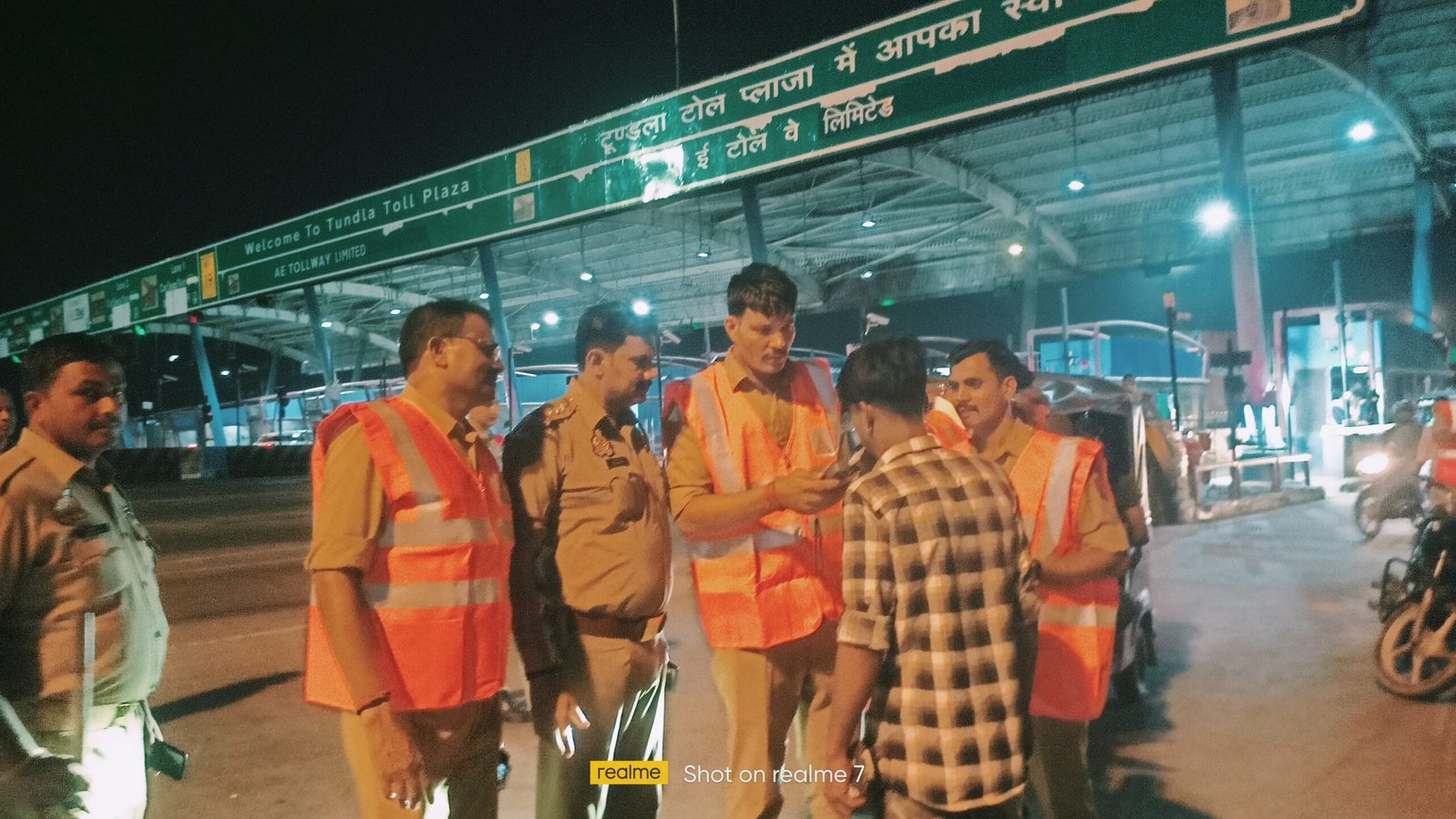 टूण्डला टोल पर पुलिस का संयुक्त चेकिंग अभियान, नशे में वाहन चलाने वालों पर कसी नकेल
